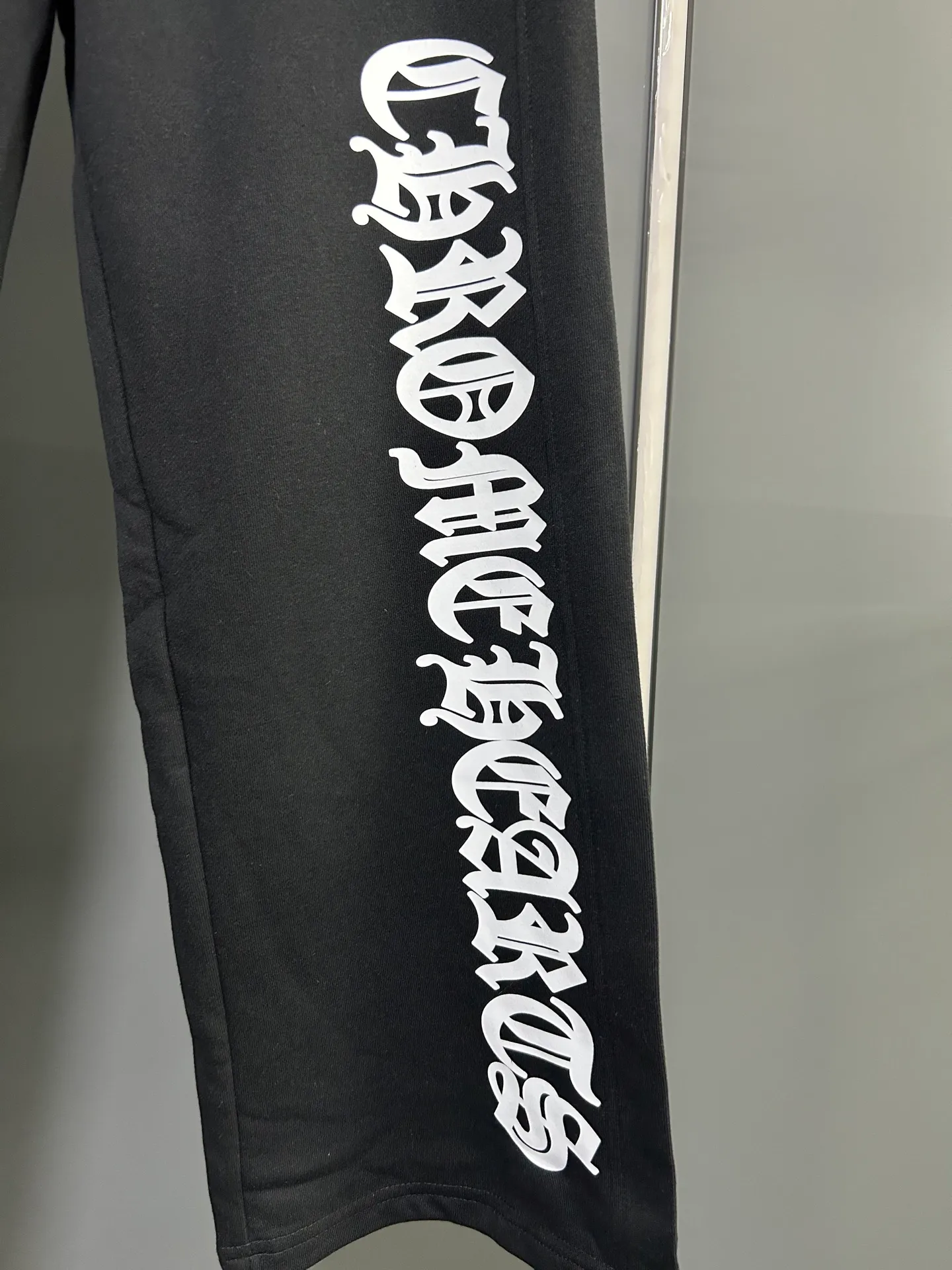 P220 Chrome Hearts 25 new colorful cross-mark loose straight trousers 2025 autumn and winter new embroidered elastic band casual trousers, customized fabrics at the counter. Made of 400g high-version terry fabric, with high breathability and comfort, impeccable details, no pilling and no deformation, brand element design concept, reflecting high quality. It feels delicate and soft! It presents casual tailoring, the same style for men and women, and the upper body shape is awesome! Size: S M L XL Color: Black